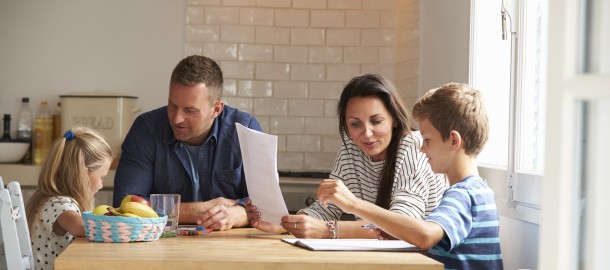 Gezin aan keukentafel met huiswerk